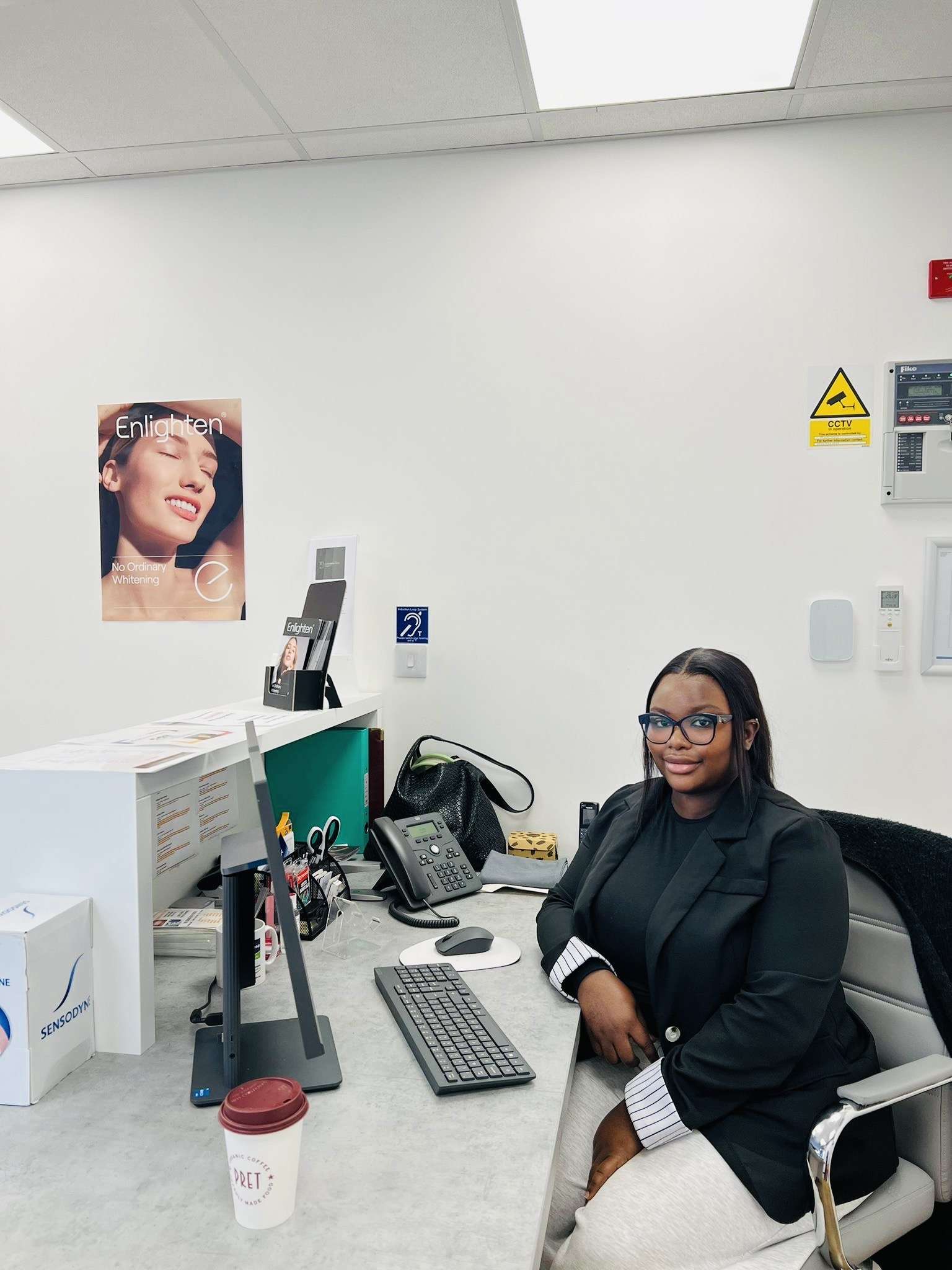 Suzanne, Receptionist